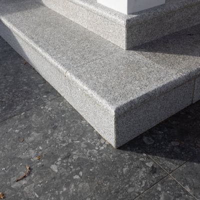Silver Granite Corner, Bullnose Edge, Flamed, 33x33x4cm - Alternative Image