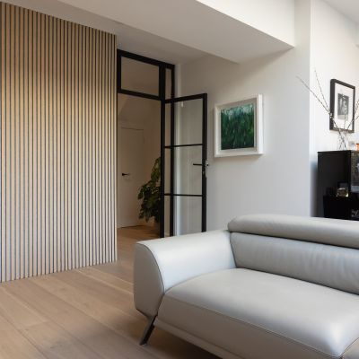 21mm Acoustic Silver Felt Wall Panel Mid Oak 240x60cm - Alternative Image